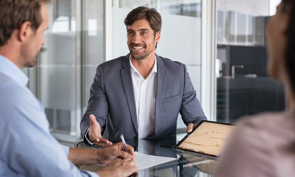 Profesional financiero asesorando a una pareja