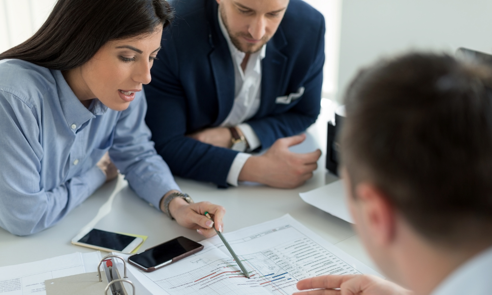 Profesional financiero asesorando a una pareja