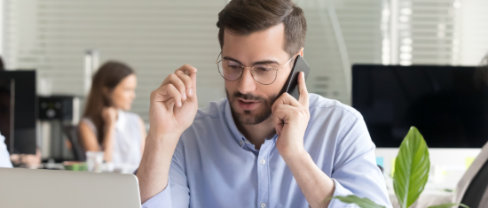 Profesional financiero hablando por teléfono con un cliente